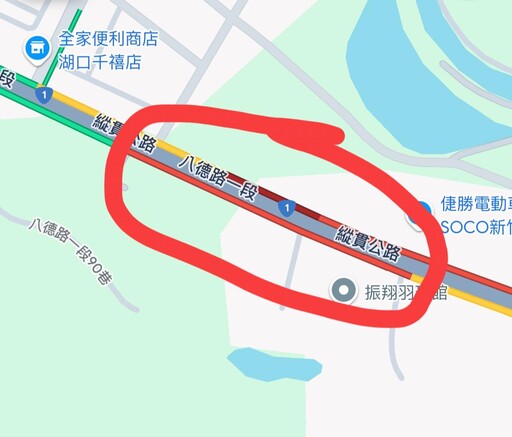 影/湖口驚悚車禍！賓士天雨路滑撞斷電桿 女騎士慘絆電線噴火花拋飛半空