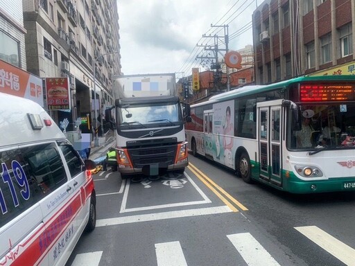 竟然沒看到！五股96歲翁拄拐杖違規過馬路 大貨車前慘遭輾斷雙腿亡