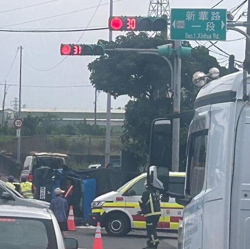 快訊/哪棵樹可憐了！桃園台66線又出車禍 貨車撞樹剷電桿側翻…傷亡不明