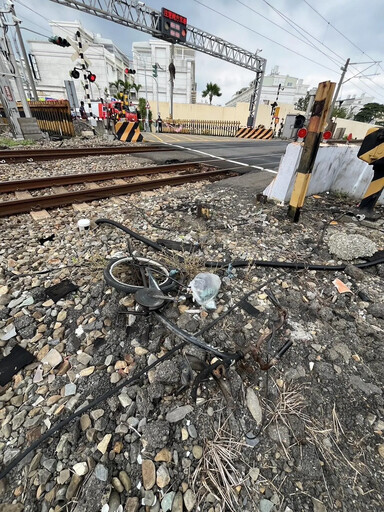 快訊/「柵欄放下還在裡面」！斗六8旬嬤牽單車遭自強號撞死