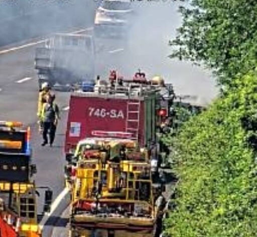 快訊/火燒車畫面曝！國3南向竹山段「休旅車路肩燃燒」 傷亡仍不明