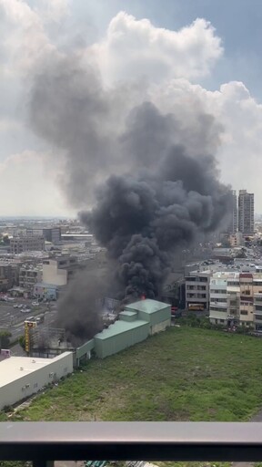 快訊/台南「火舌吞五金賣場」濃煙竄天際！巨型「黑煙龍」畫面曝、傷亡不明