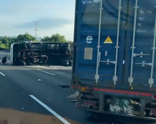 快訊/國3南向365.9K田寮路段大貨車翻覆！僅内車道可通行 車流回堵3公里