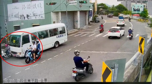 快訊/撞擊畫面曝光！台中某校車猛撞騎士 74歲婦人上班途中喪命