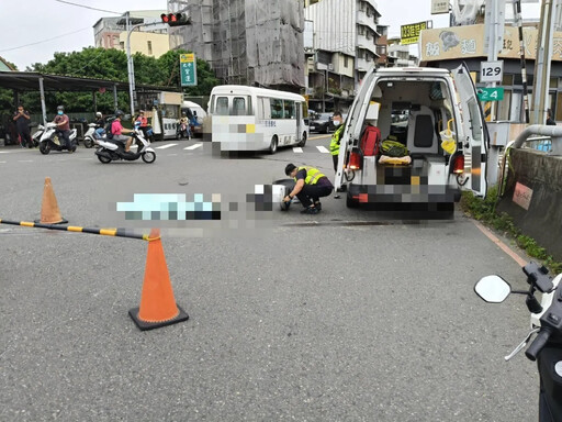 快訊/撞擊畫面曝光！台中某校車猛撞騎士 74歲婦人上班途中喪命