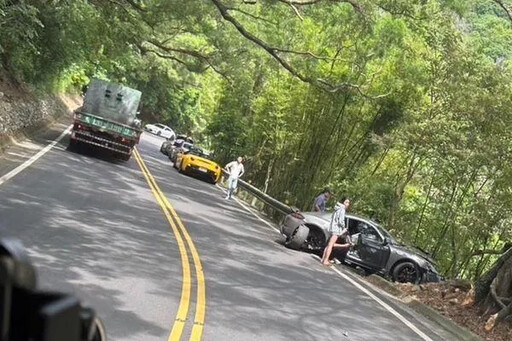 快訊/超跑車隊相約北宜跑山！保時捷衝護欄「大毀容」 駕駛傷況不明