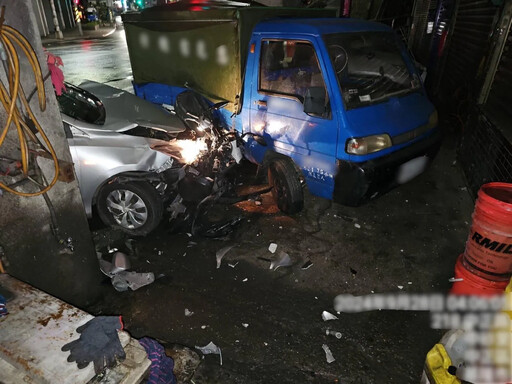 影/基隆無照少年揪夜遊！偷開車失控撞護欄再衝騎樓 「血染道路」急送醫