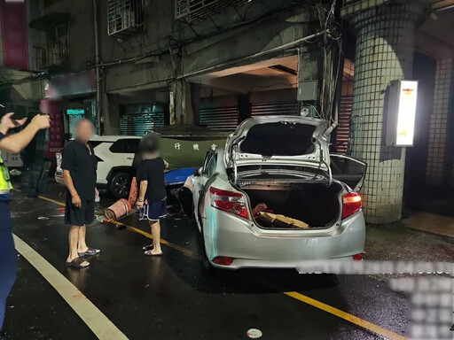 影/基隆無照少年揪夜遊！偷開車失控撞護欄再衝騎樓 「血染道路」急送醫