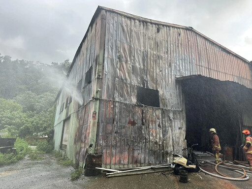 快訊/快關窗！新店安康鐵皮工廠突傳火警竄黑煙 疑機油、雜物起火釀禍