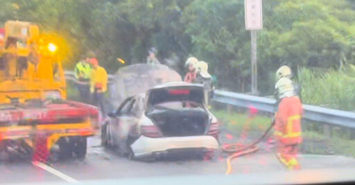 快訊/烈焰畫面曝！國5彭山隧道口火燒車 賓士男帶長腿正妹跳車