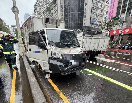 快訊/北市忠孝東路4車連環撞「車頭變形」 40歲男夾困被救出