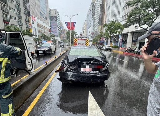 快訊/北市忠孝東路4車連環撞「車頭變形」 40歲男夾困被救出