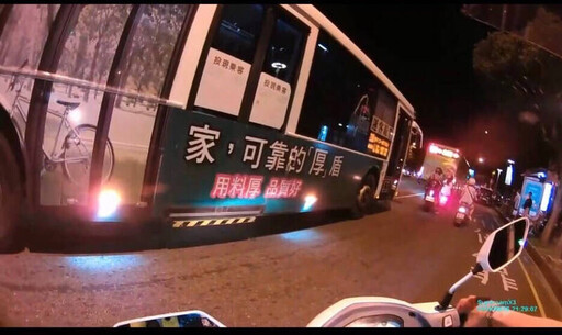 警方硬起來！台中市「公車違規跨雙車道」被攔 民眾苦笑「害我用跑的去車站」