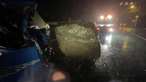 快訊/山陀兒風雨強襲台9線釀災！超巨落石墜下、貨車「車頭撞凹駕駛受困」