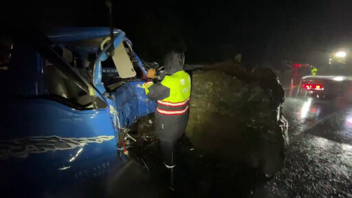 快訊/山陀兒風雨強襲台9線釀災！超巨落石墜下、貨車「車頭撞凹駕駛受困」