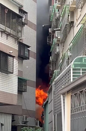 快訊/台中透天厝噴火舌！2、3樓烈焰竄黑煙 警消半小時內撲滅無傷亡