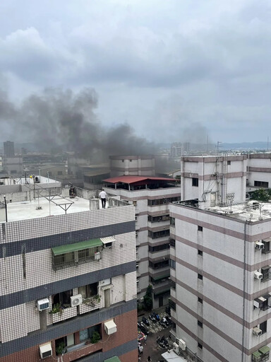 快訊/台中透天厝噴火舌！2、3樓烈焰竄黑煙 警消半小時內撲滅無傷亡