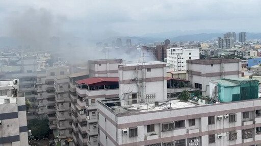 快訊/台中透天厝噴火舌！2、3樓烈焰竄黑煙 警消半小時內撲滅無傷亡