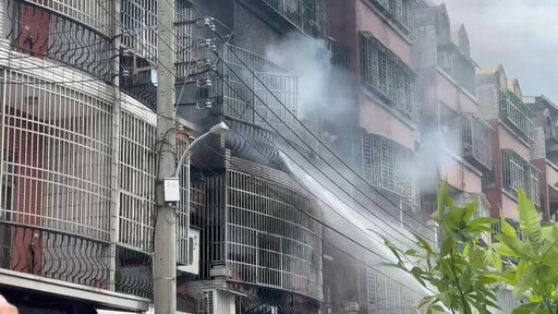 快訊/台中透天厝噴火舌！2、3樓烈焰竄黑煙 警消半小時內撲滅無傷亡