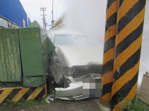 影/台中男開車失控撞電箱！自來水管破裂變噴泉 幫肇事車主免費洗車