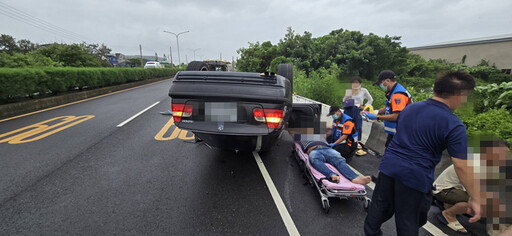 快訊/天雨路滑！台南BＭＷ失控自撞橋墩翻覆 颱風天釀憾事