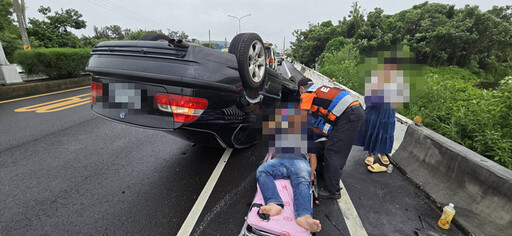 快訊/天雨路滑！台南BＭＷ失控自撞橋墩翻覆 颱風天釀憾事