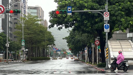 影/直擊！清晨台北街頭冷清清 風雨持續不斷