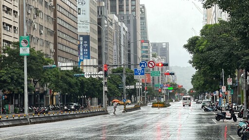 影/直擊！清晨台北街頭冷清清 風雨持續不斷