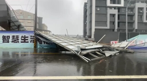 影/山陀兒強風肆虐！屏東東港「大型看板倒塌」 占據大半條馬路