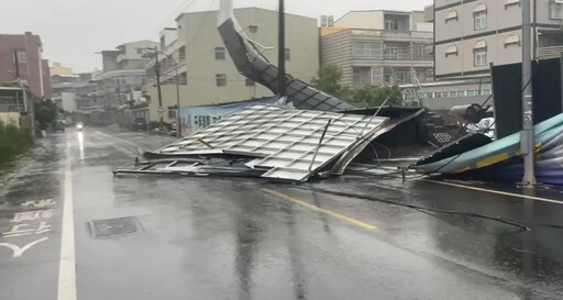 影/山陀兒強風肆虐！屏東東港「大型看板倒塌」 占據大半條馬路