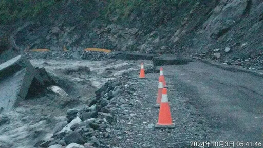 山陀兒豪雨狂轟！高雄荖濃溪暴漲 明霸克露橋河床便道流失50公尺