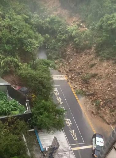 豪雨重創！基隆新豐街土石崩落「大規模走山」 汽機車慘遭掩埋緊急封路