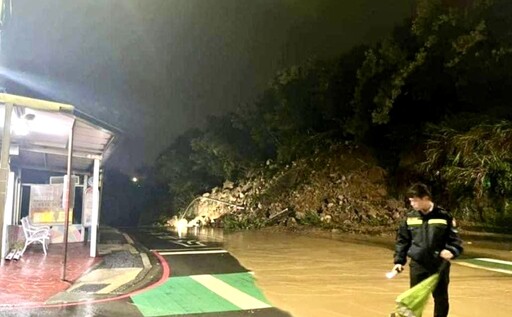 豪雨重創！基隆新豐街土石崩落「大規模走山」 汽機車慘遭掩埋緊急封路