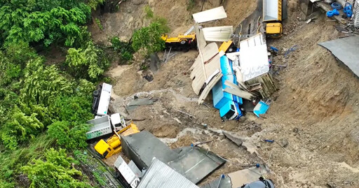 影/豪雨釀山崩！基隆環保局「多車慘遭土石掩埋」 驚悚畫面曝