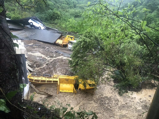 影/豪雨釀山崩！基隆環保局「多車慘遭土石掩埋」 驚悚畫面曝