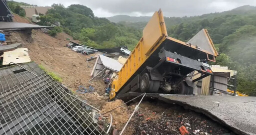 影/豪雨釀山崩！基隆環保局「多車慘遭土石掩埋」 驚悚畫面曝