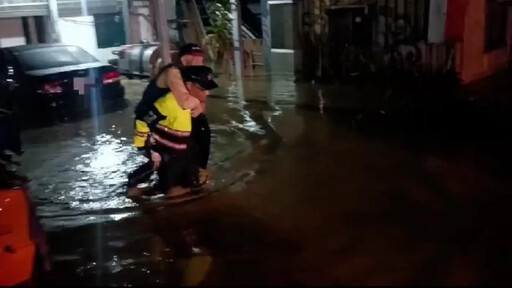 影/颱風夜藏洋蔥！台東翁「心臟不適欲就醫」慘遇淹水 暖所長霸氣喊：我揹你