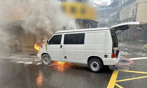 快訊/藝人鳳小岳新北駕露營車突起火 下車逃生幸無受傷