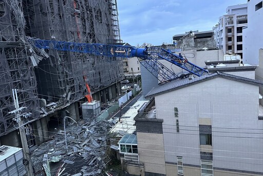 影/超驚悚！東港建案天車從天降砸爛民宅 住戶嚇傻：以為是地震！