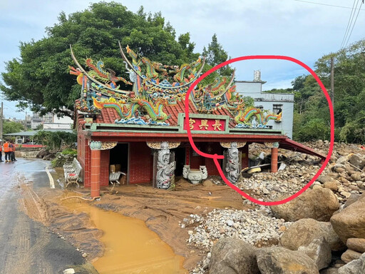 影/豪雨毀家園慘況曝！金山長興宮力抗土石流 巨大落石阻斷災民家門口