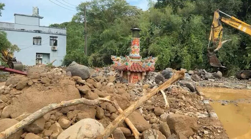 影/豪雨毀家園慘況曝！金山長興宮力抗土石流 巨大落石阻斷災民家門口