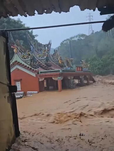 影/豪雨毀家園慘況曝！金山長興宮力抗土石流 巨大落石阻斷災民家門口