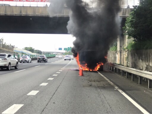 快訊/國道2號驚爆聯結車遭火舌吞噬！「大量黑煙竄天」消防急救援