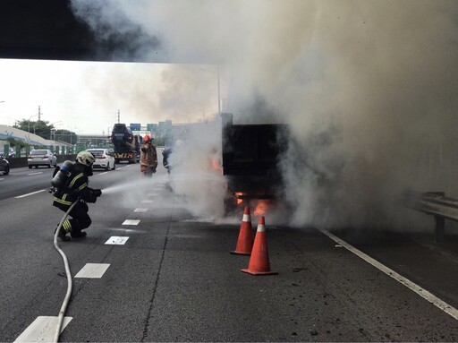 快訊/國道2號驚爆聯結車遭火舌吞噬！「大量黑煙竄天」消防急救援