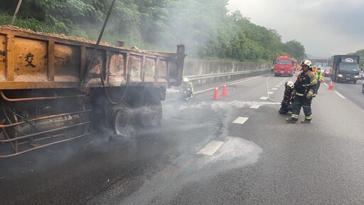 快訊/國道2號驚爆聯結車遭火舌吞噬！「大量黑煙竄天」消防急救援