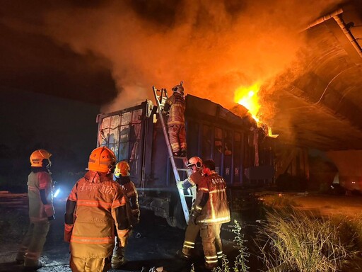 快訊/台南無頭車堤防邊燃燒！燃燒物層層疊難撲滅 還出動「抓斗車」支援