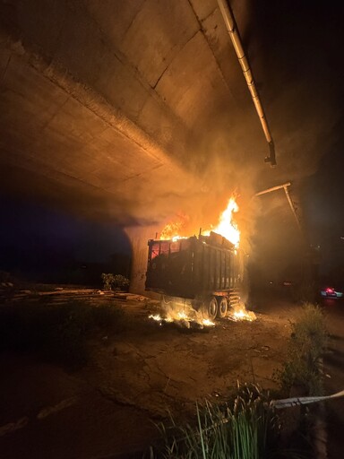 快訊/台南無頭車堤防邊燃燒！燃燒物層層疊難撲滅 還出動「抓斗車」支援