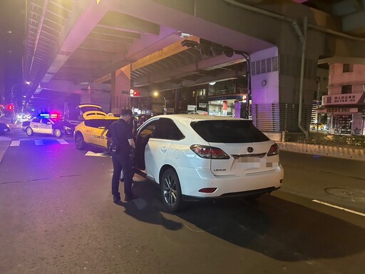 新北中和深夜驚魂！LEXUS休旅車逆向亂開 衝對向車道百公尺撞上計程車