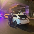 新北中和深夜驚魂！LEXUS休旅車逆向亂開 衝對向車道百公尺撞上計程車