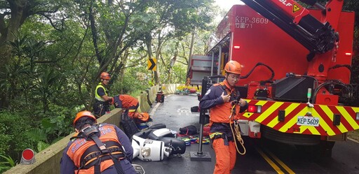 快訊/淡水驚悚墜谷！天雨路滑46歲女騎士「栽落小坪頂7米深谷」